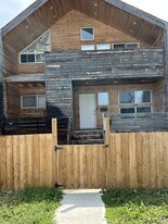 12521-12577 77 St NW in Edmonton, AB - Building Photo