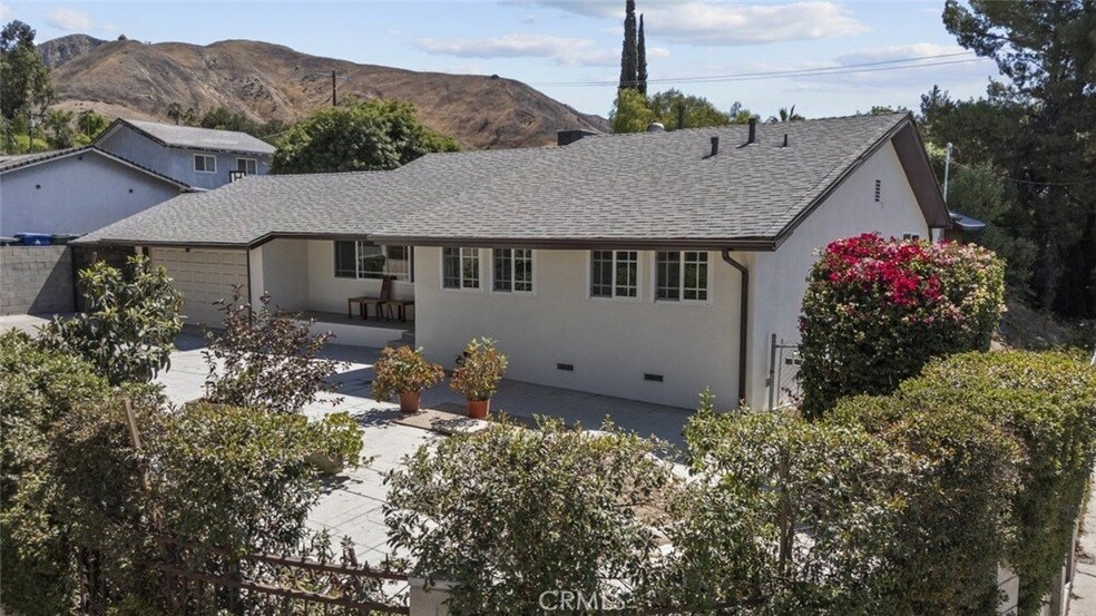 11230 Dominica Ave in Los Angeles, CA - Building Photo