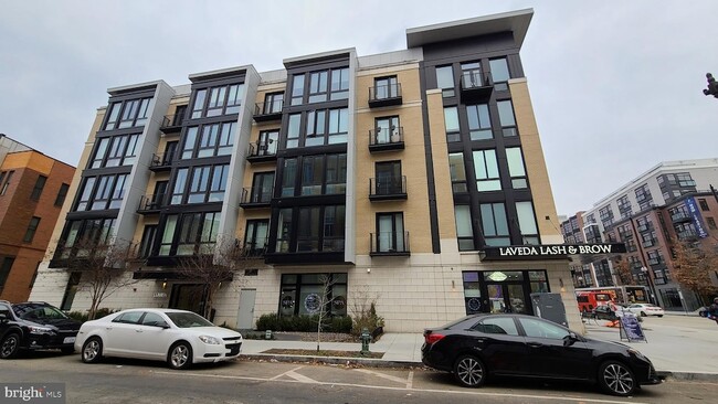 1405 W St NW, Unit 205 in Washington, DC - Building Photo - Building Photo