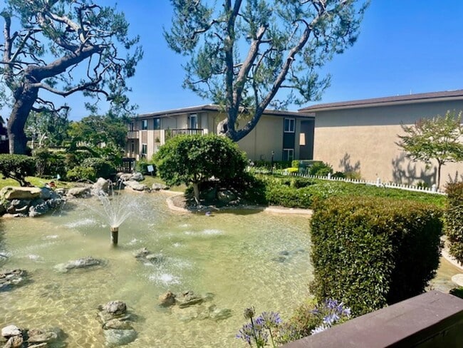 Woodlake in Huntington Beach, CA - Foto de edificio - Building Photo