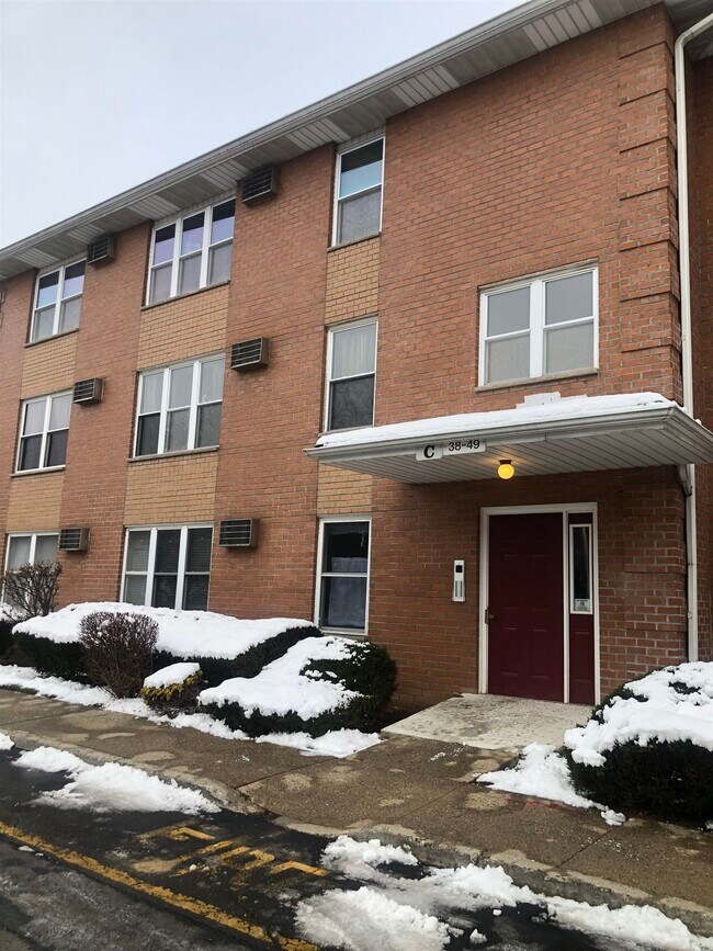 43 Riverview Ct in Secaucus, NJ - Building Photo - Building Photo