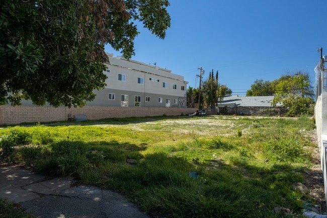 5633-5641 Farmdale Ave in North Hollywood, CA - Foto de edificio - Building Photo