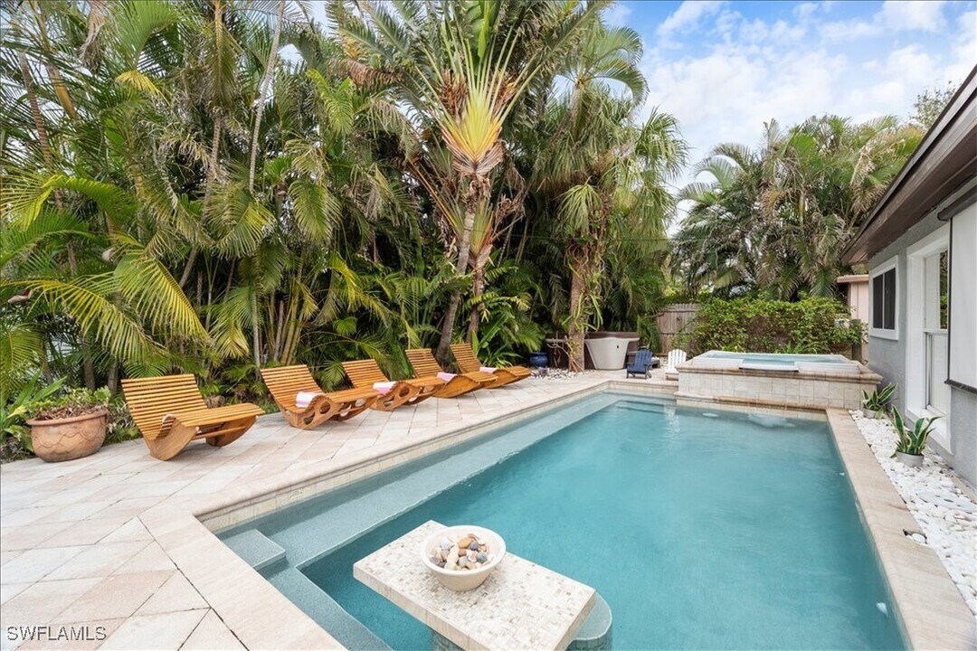 2123 Holiday Ln in Naples, FL - Building Photo