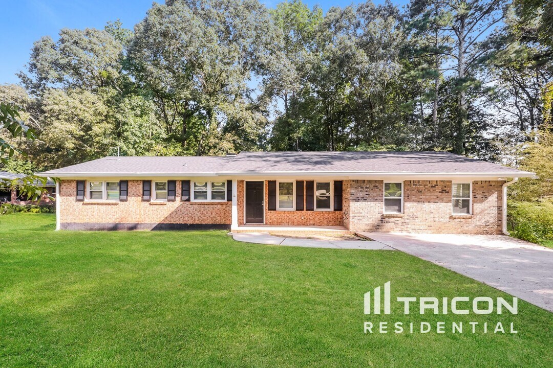6205 Dorsett Shoals Rd in Douglasville, GA - Building Photo