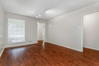 7549 Brentcove Cir in Dallas, TX - Building Photo - Building Photo