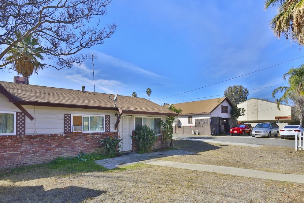 3880-3898 Dawes St in Riverside, CA - Building Photo