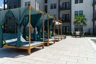 Azalea Luxury Apartments in Tampa, FL - Building Photo - Building Photo