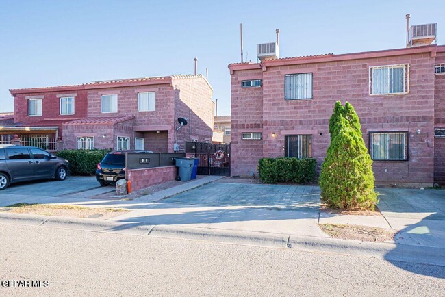 11050 Breeze Ct in El Paso, TX - Building Photo - Building Photo