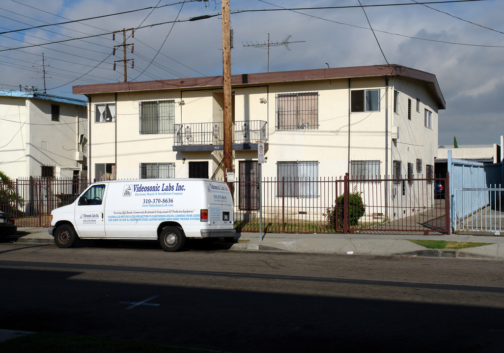 425 Venice Way in Inglewood, CA - Building Photo