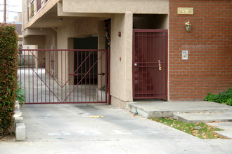 1124 Irving Ave in Glendale, CA - Building Photo - Building Photo