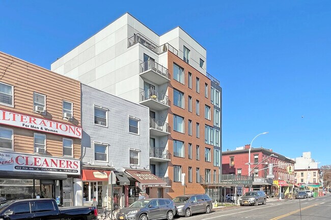 The Aaron in Brooklyn, NY - Foto de edificio - Building Photo