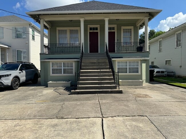 property at 913 Navarre Ave