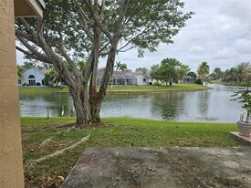 9478 Palm Cir S in Pembroke Pines, FL - Building Photo