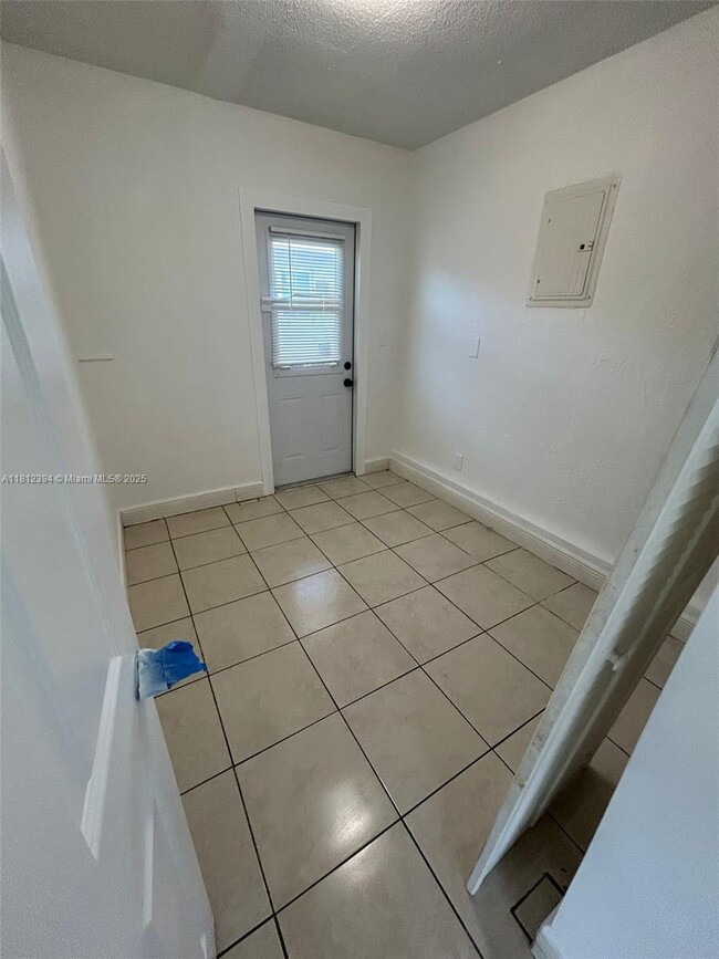 2780 NW 14th St in Fort Lauderdale, FL - Foto de edificio - Building Photo