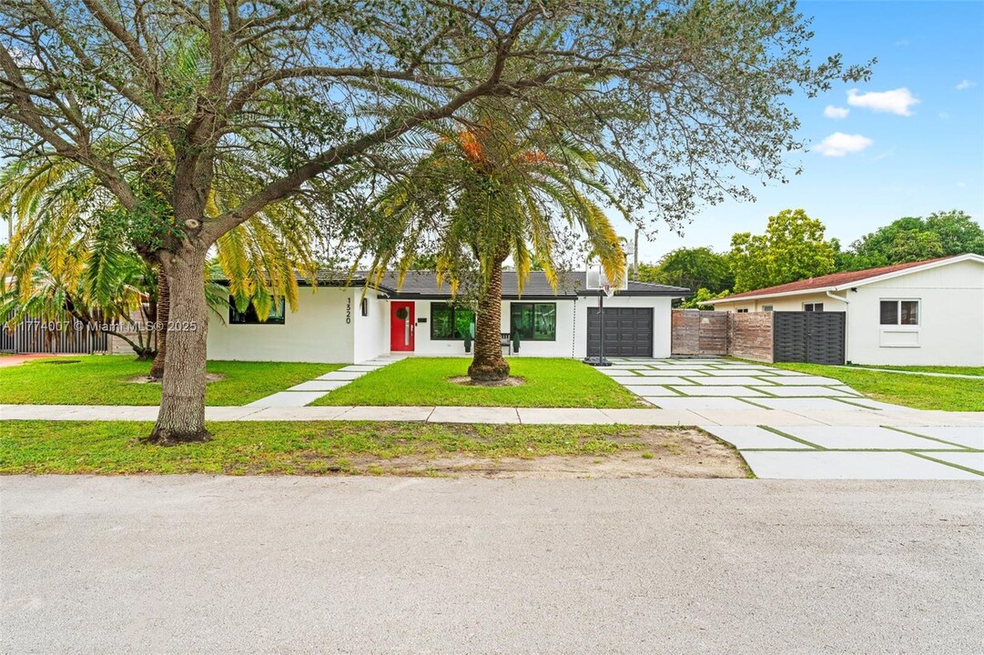 1320 SW 102nd Pl in Miami, FL - Building Photo