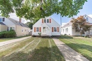 7208 33rd Ave in Kenosha, WI - Building Photo