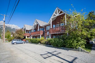 717 7 St in Canmore, AB - Building Photo