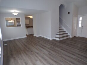 13 Redbud Ct in Lake In The Hills, IL - Building Photo - Building Photo