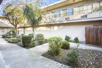 15507 Vanowen St in Van Nuys, CA - Building Photo - Building Photo