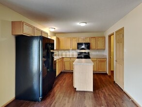 2271 Landcrest Dr in Lancaster, OH - Building Photo - Building Photo