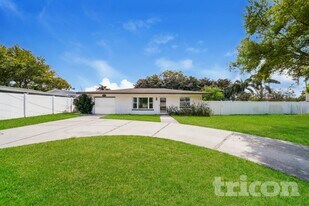 2277 S Lagoon Cir in Clearwater, FL - Building Photo