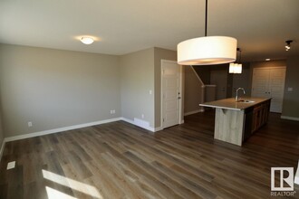 9357 Pear Link SW in Edmonton, AB - Building Photo - Building Photo