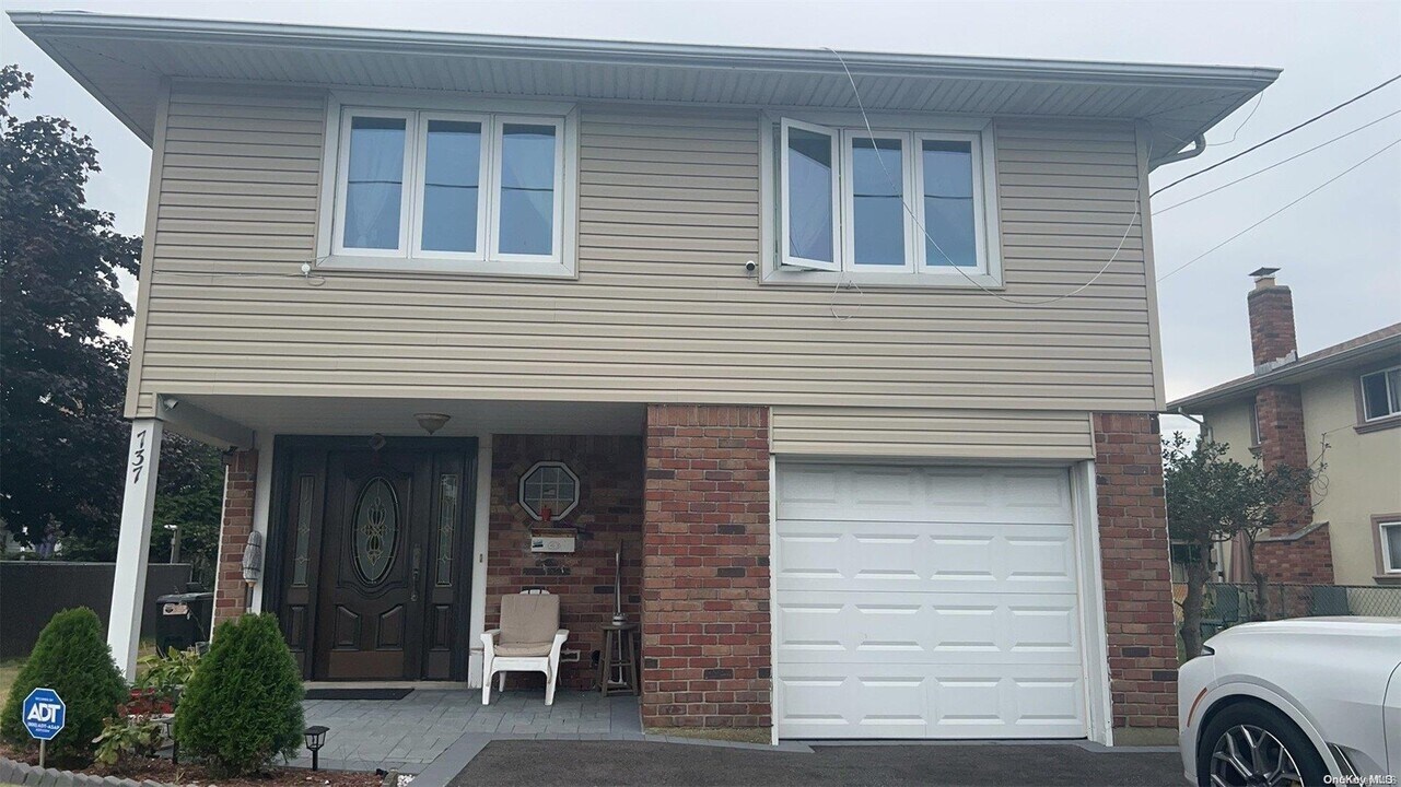 737 Shore Walk in Lindenhurst, NY - Building Photo