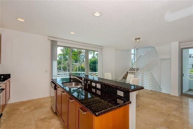 561 NE 15th Ave in Fort Lauderdale, FL - Building Photo - Building Photo