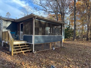 1013 Clayton Rd in Powhatan, VA - Foto de edificio - Building Photo