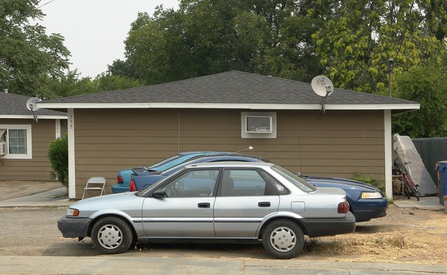 558 Texas St in Antioch, CA - Foto de edificio - Building Photo