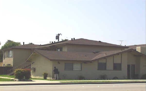 3005 N Garey Ave in Pomona, CA - Foto de edificio - Building Photo