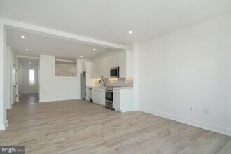 2109 S Iseminger St in Philadelphia, PA - Building Photo - Building Photo