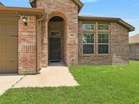 1820 Kings Cross Dr in Lancaster, TX - Foto de edificio - Building Photo