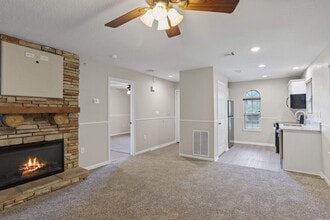 Residences at Piney Shores in Conroe, TX - Foto de edificio - Building Photo