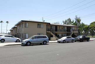 Western Apartments in Los Angeles, CA - Foto de edificio - Building Photo