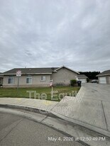 2421 W Sunnyside Ave in Visalia, CA - Building Photo