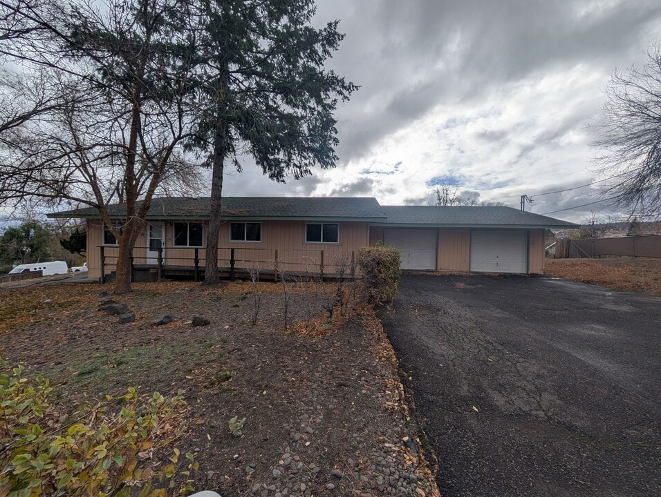 626 St Francis St in Klamath Falls, OR - Building Photo