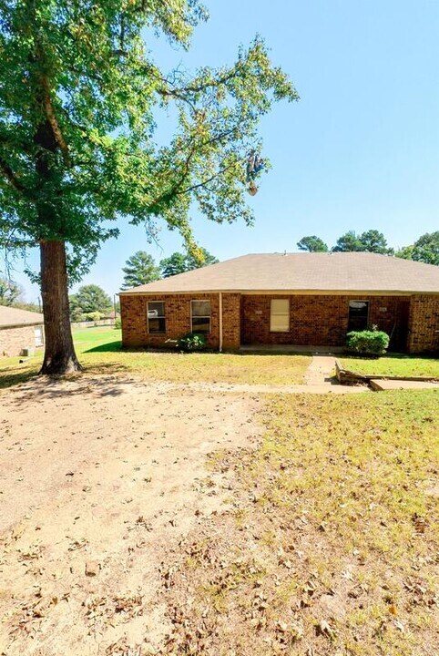 6932 County Rd 381 in Tyler, TX - Building Photo