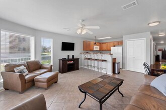 730 E Mather St in New Braunfels, TX - Foto de edificio - Building Photo