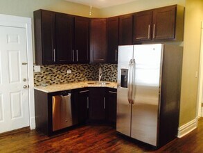 2960 N Elston Ave, Unit 2960 Elston in Chicago, IL - Foto de edificio - Building Photo