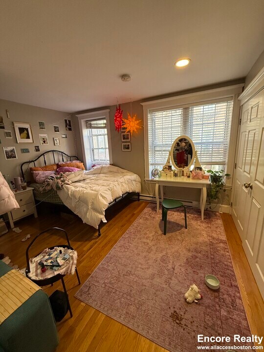 16 Cedar Ln Way, Unit 2 in Boston, MA - Foto de edificio