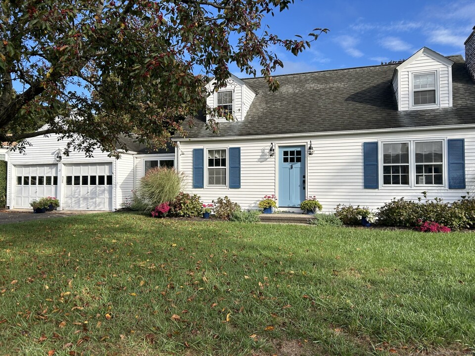 22 Fairview Ave in Madison, CT - Building Photo
