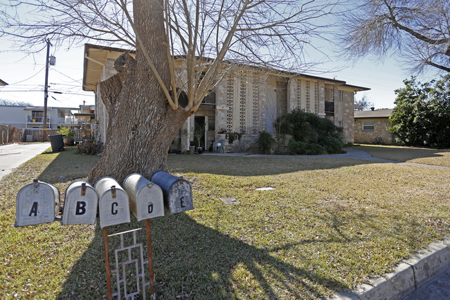 109-113 National Blvd in Universal City, TX - Building Photo - Building Photo