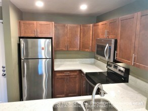 7535 Charmant Dr-Unit -#207 in San Diego, CA - Foto de edificio - Building Photo