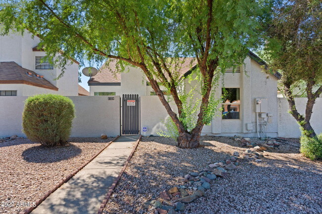 2129 W Rose Garden Ln in Phoenix, AZ - Building Photo - Building Photo