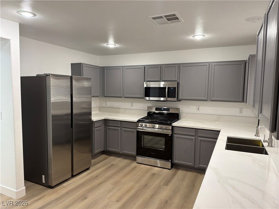 7383 W Diablo Dr in Las Vegas, NV - Building Photo