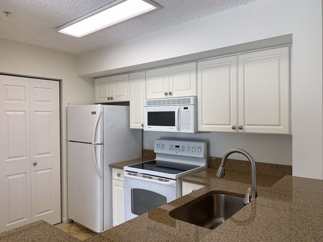 1170 Wildwood Lakes Blvd in Naples, FL - Building Photo - Building Photo