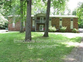 1090 Evelyn Dr in Radcliff, KY - Building Photo