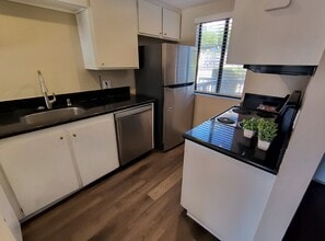 2340 Caringa Way in Carlsbad, CA - Building Photo - Building Photo