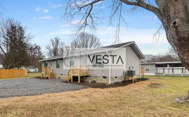 61 Scates St in Waynesville, NC - Building Photo - Building Photo